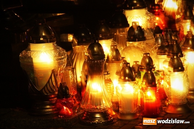 Zdjęcie w galerii na portalu naszwodzislaw.com: Tysiące zniczy i niepowtarzalny klimat zadumy. Cmentarz komunalny wieczorową porą wiadomości z regionu