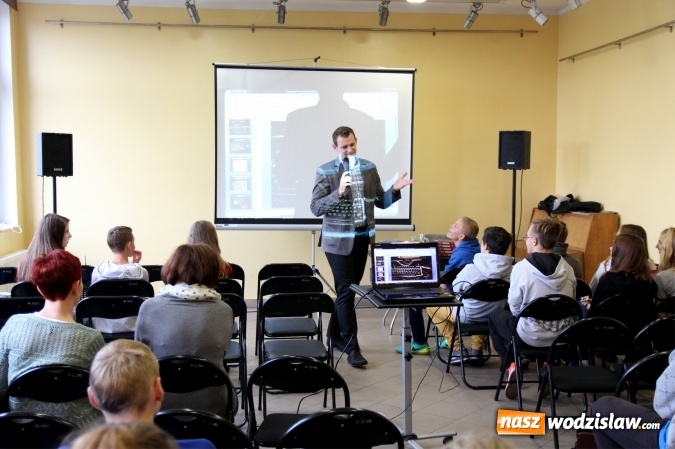 Zdjęcie w galerii na portalu naszwodzislaw.com: Spotkanie autorskie z Arnoldem Płaczkiem w rydułtowskiej bibliotece   wiadomości z regionu