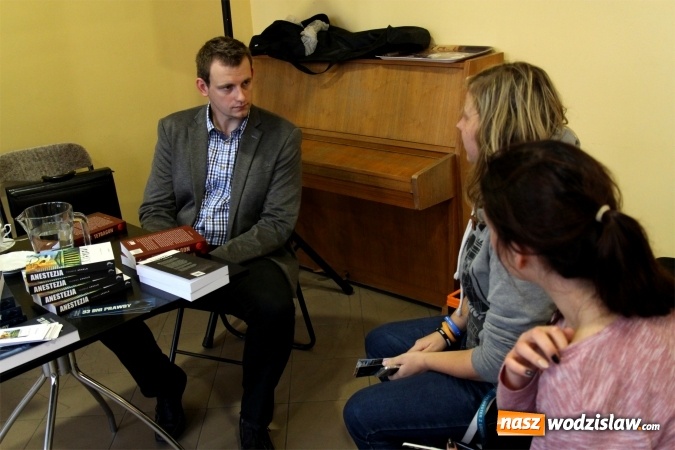 Zdjęcie w galerii na portalu naszwodzislaw.com: Spotkanie autorskie z Arnoldem Płaczkiem w rydułtowskiej bibliotece   wiadomości z regionu