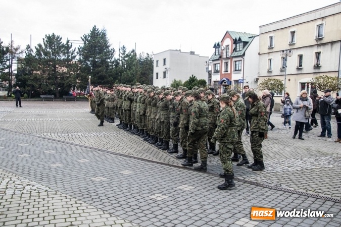 Zdjęcie w galerii na portalu naszwodzislaw.com: Mundur im nie straszny. Ślubowanie na rydułtowskim Rynku wiadomości z regionu