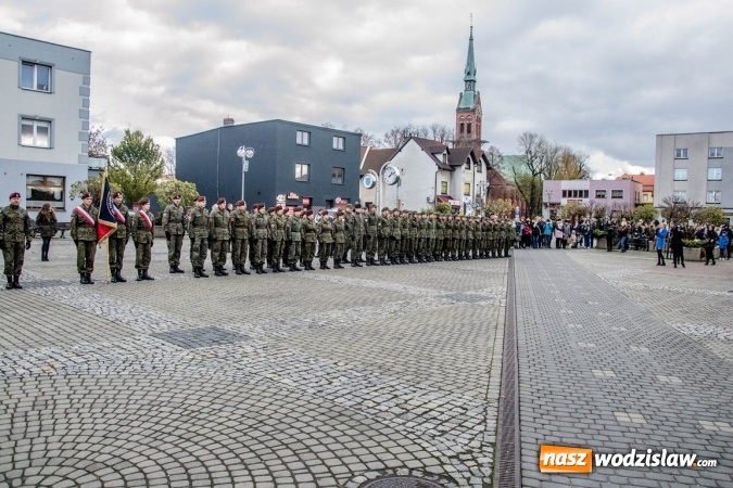 Zdjęcie w galerii na portalu naszwodzislaw.com: Mundur im nie straszny. Ślubowanie na rydułtowskim Rynku wiadomości z regionu