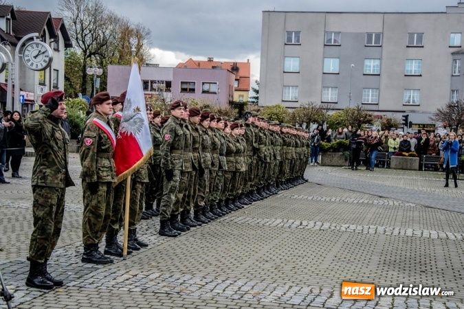 Zdjęcie w galerii na portalu naszwodzislaw.com: Mundur im nie straszny. Ślubowanie na rydułtowskim Rynku wiadomości z regionu