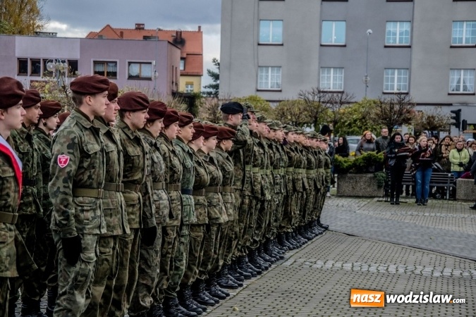 Zdjęcie w galerii na portalu naszwodzislaw.com: Mundur im nie straszny. Ślubowanie na rydułtowskim Rynku wiadomości z regionu