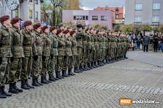 Zdjęcie w galerii na portalu naszwodzislaw.com: Mundur im nie straszny. Ślubowanie na rydułtowskim Rynku wiadomości z regionu