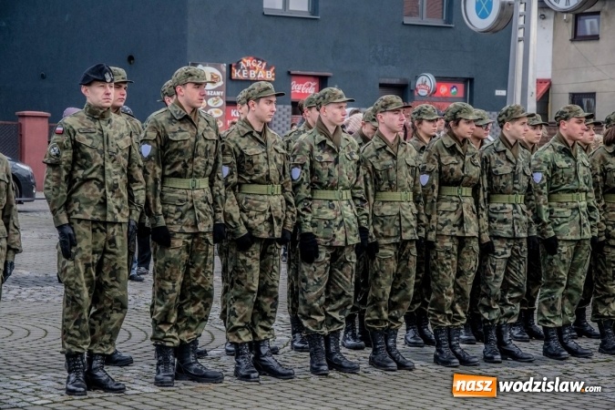 Zdjęcie w galerii na portalu naszwodzislaw.com: Mundur im nie straszny. Ślubowanie na rydułtowskim Rynku wiadomości z regionu