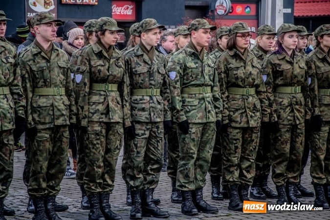 Zdjęcie w galerii na portalu naszwodzislaw.com: Mundur im nie straszny. Ślubowanie na rydułtowskim Rynku wiadomości z regionu