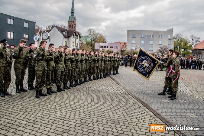 Zdjęcie w galerii na portalu naszwodzislaw.com: Mundur im nie straszny. Ślubowanie na rydułtowskim Rynku wiadomości z regionu
