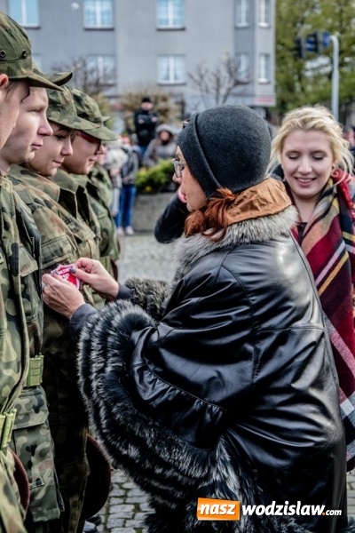 Zdjęcie w galerii na portalu naszwodzislaw.com: Mundur im nie straszny. Ślubowanie na rydułtowskim Rynku wiadomości z regionu