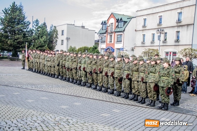 Zdjęcie w galerii na portalu naszwodzislaw.com: Mundur im nie straszny. Ślubowanie na rydułtowskim Rynku wiadomości z regionu