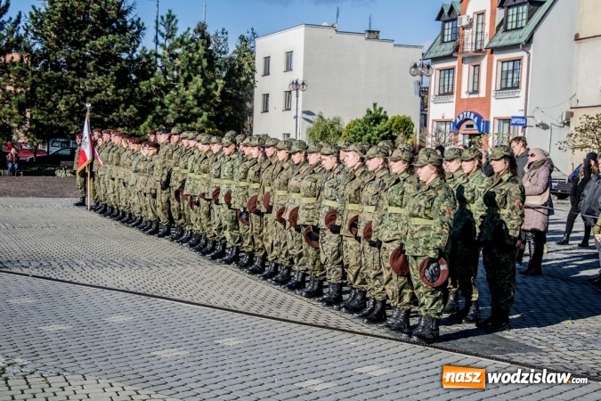 Zdjęcie w galerii na portalu naszwodzislaw.com: Mundur im nie straszny. Ślubowanie na rydułtowskim Rynku wiadomości z regionu