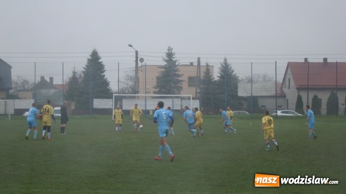 Zdjęcie w galerii na portalu naszwodzislaw.com: Rozw&oacute;j Bełsznica zwycięski w meczu na bagnie w Kokoszycach wiadomości z regionu