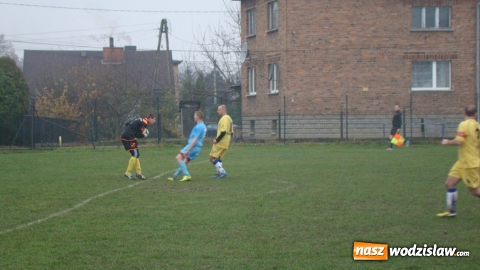 Zdjęcie w galerii na portalu naszwodzislaw.com: Rozw&oacute;j Bełsznica zwycięski w meczu na bagnie w Kokoszycach wiadomości z regionu