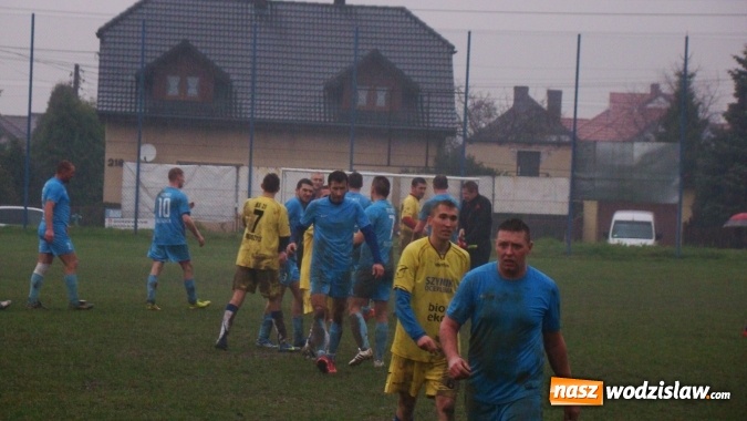Zdjęcie w galerii na portalu naszwodzislaw.com: Rozw&oacute;j Bełsznica zwycięski w meczu na bagnie w Kokoszycach wiadomości z regionu