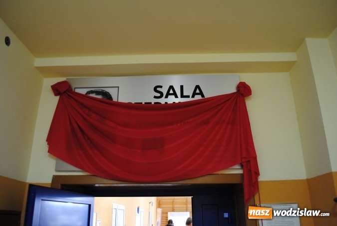 Zdjęcie w galerii na portalu naszwodzislaw.com: Radlin: Sala szermiercza z patronem. Odsłonięto tablicę ku czci Fechmistrza Polnika wiadomości z regionu