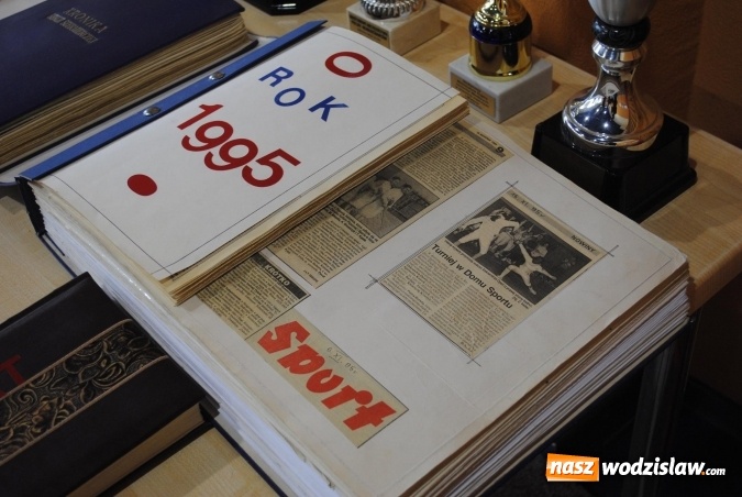 Zdjęcie w galerii na portalu naszwodzislaw.com: Radlin: Sala szermiercza z patronem. Odsłonięto tablicę ku czci Fechmistrza Polnika wiadomości z regionu