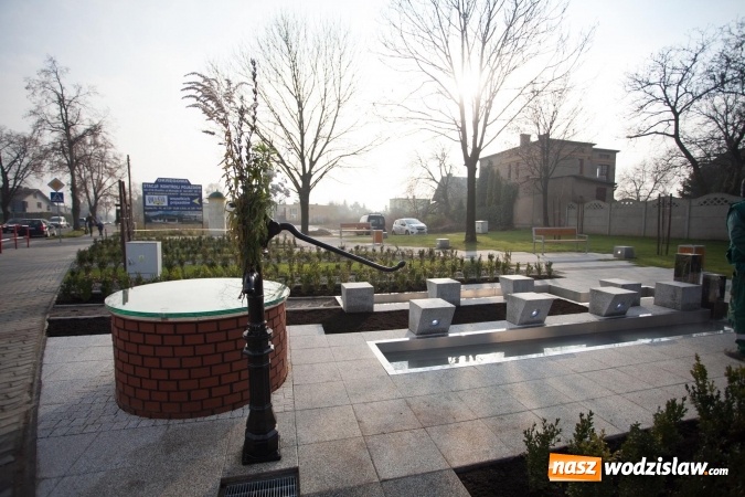 Zdjęcie w galerii na portalu naszwodzislaw.com: Radlin: Nowy skwer z fontanną i... studnią wiadomości z regionu