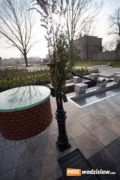 Zdjęcie w galerii na portalu naszwodzislaw.com: Radlin: Nowy skwer z fontanną i... studnią wiadomości z regionu