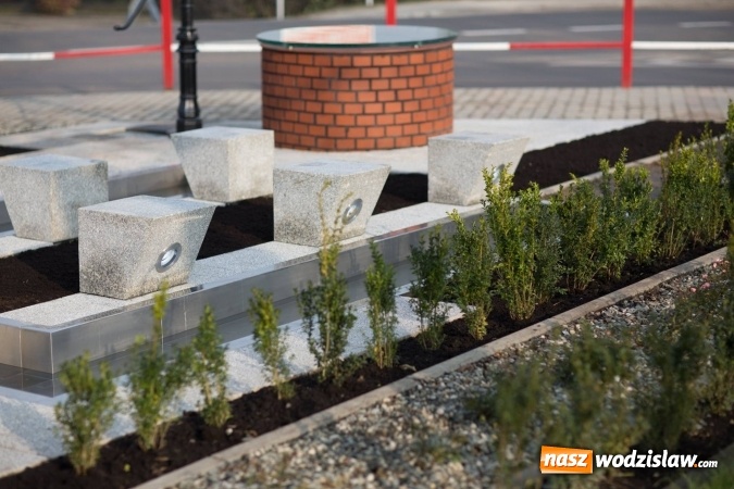 Zdjęcie w galerii na portalu naszwodzislaw.com: Radlin: Nowy skwer z fontanną i... studnią wiadomości z regionu