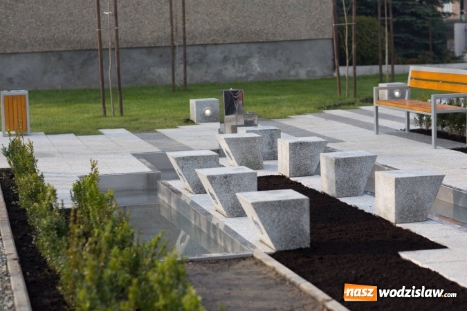 Zdjęcie w galerii na portalu naszwodzislaw.com: Radlin: Nowy skwer z fontanną i... studnią wiadomości z regionu