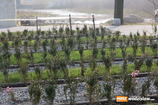 Zdjęcie w galerii na portalu naszwodzislaw.com: Radlin: Nowy skwer z fontanną i... studnią wiadomości z regionu