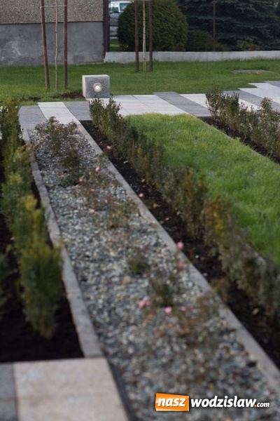 Zdjęcie w galerii na portalu naszwodzislaw.com: Radlin: Nowy skwer z fontanną i... studnią wiadomości z regionu