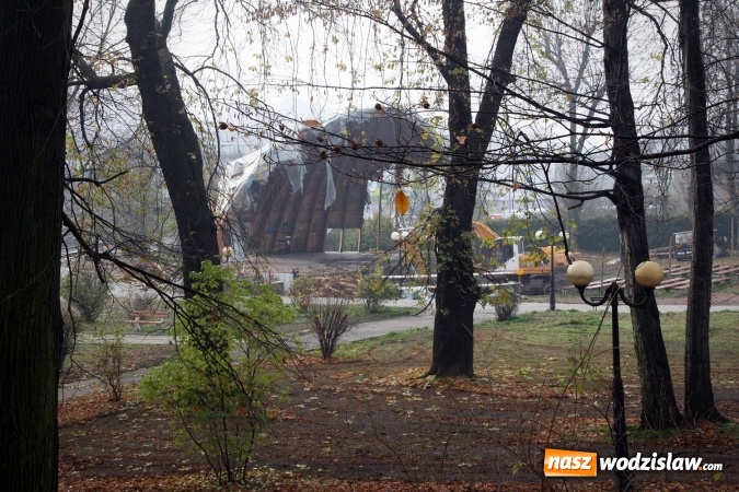 Zdjęcie w galerii na portalu naszwodzislaw.com: Ruszyło wyburzanie wodzisławskiej muszli koncertowej. FOTO wiadomości z regionu