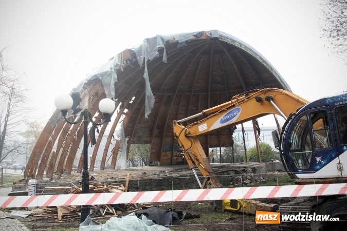 Zdjęcie w galerii na portalu naszwodzislaw.com: Ruszyło wyburzanie wodzisławskiej muszli koncertowej. FOTO wiadomości z regionu
