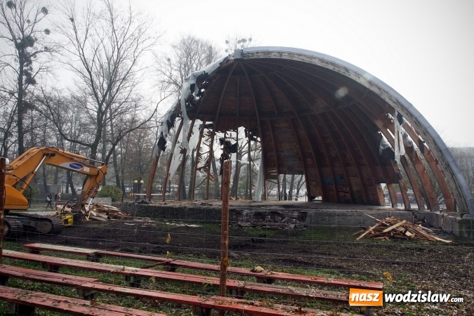 Zdjęcie w galerii na portalu naszwodzislaw.com: Ruszyło wyburzanie wodzisławskiej muszli koncertowej. FOTO wiadomości z regionu