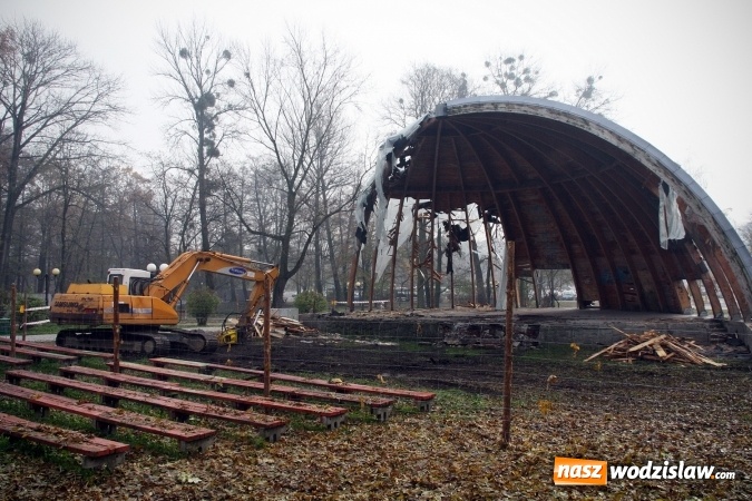 Zdjęcie w galerii na portalu naszwodzislaw.com: Ruszyło wyburzanie wodzisławskiej muszli koncertowej. FOTO wiadomości z regionu