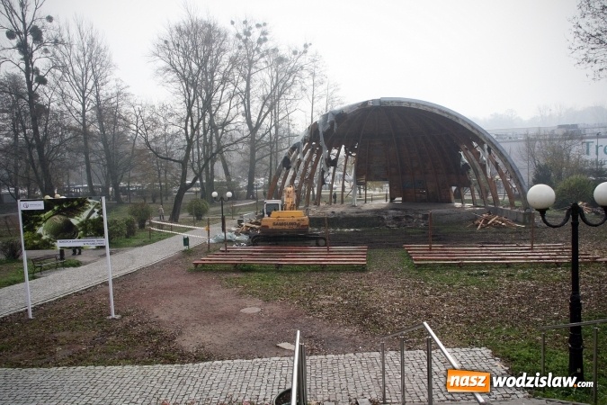 Zdjęcie w galerii na portalu naszwodzislaw.com: Ruszyło wyburzanie wodzisławskiej muszli koncertowej. FOTO wiadomości z regionu