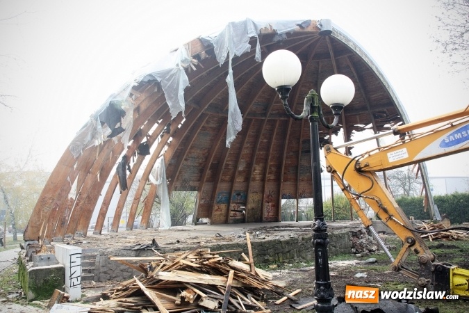 Zdjęcie w galerii na portalu naszwodzislaw.com: Ruszyło wyburzanie wodzisławskiej muszli koncertowej. FOTO wiadomości z regionu