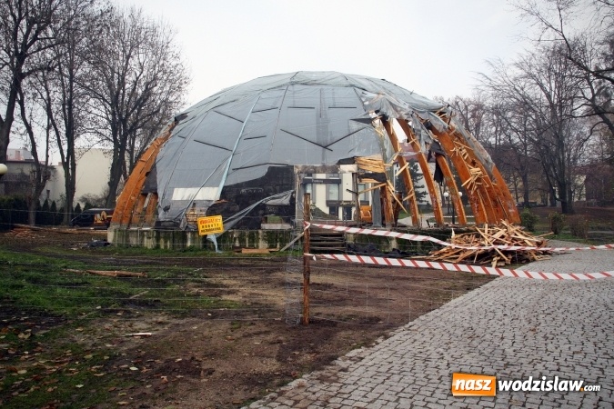 Zdjęcie w galerii na portalu naszwodzislaw.com: Ruszyło wyburzanie wodzisławskiej muszli koncertowej. FOTO wiadomości z regionu
