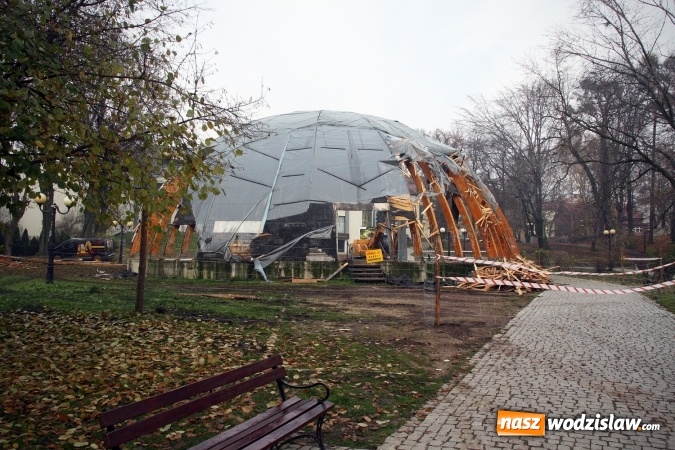 Zdjęcie w galerii na portalu naszwodzislaw.com: Ruszyło wyburzanie wodzisławskiej muszli koncertowej. FOTO wiadomości z regionu