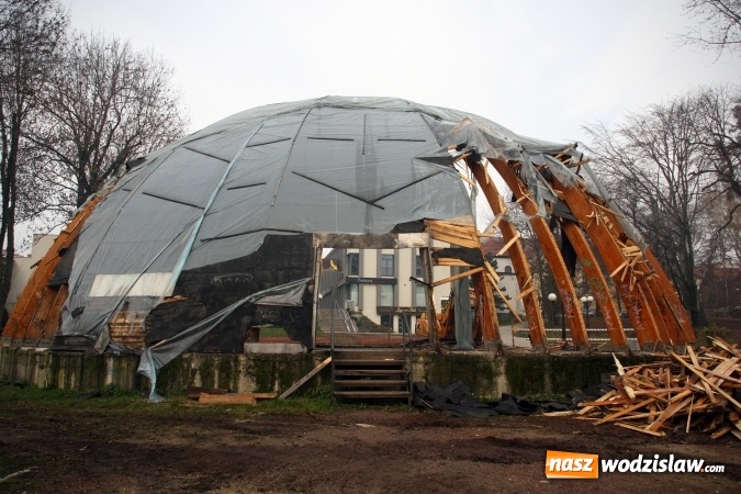 Zdjęcie w galerii na portalu naszwodzislaw.com: Ruszyło wyburzanie wodzisławskiej muszli koncertowej. FOTO wiadomości z regionu
