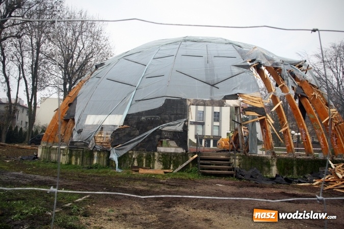 Zdjęcie w galerii na portalu naszwodzislaw.com: Ruszyło wyburzanie wodzisławskiej muszli koncertowej. FOTO wiadomości z regionu