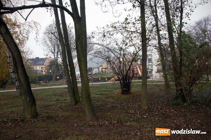 Zdjęcie w galerii na portalu naszwodzislaw.com: Ruszyło wyburzanie wodzisławskiej muszli koncertowej. FOTO wiadomości z regionu