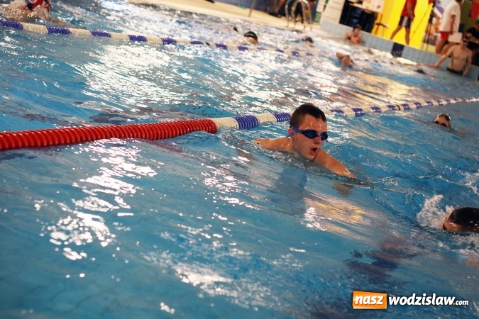 Zdjęcie w galerii na portalu naszwodzislaw.com: 24-godzinny Maraton Pływacki zakończony sukcesem. Ponad 400 os&oacute;b wzięło udział w akcji wiadomości z regionu