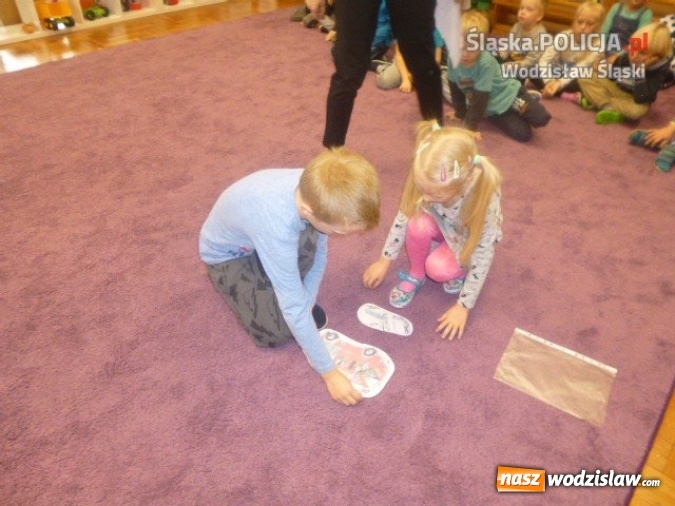 Zdjęcie w galerii na portalu naszwodzislaw.com: Przedszkolak bezpieczny na drodze. Policjanci zawitali do Gorzyczek  wiadomości z regionu