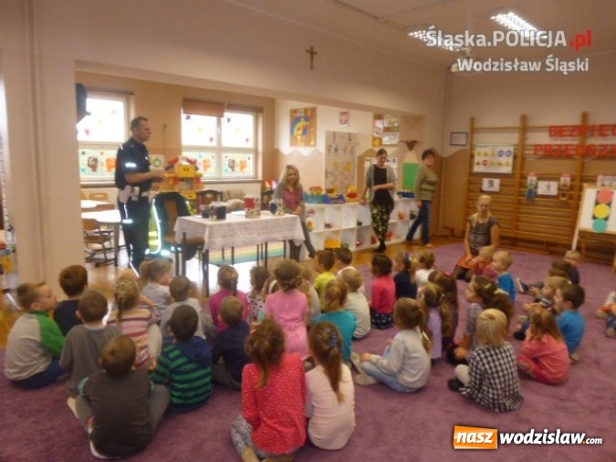 Zdjęcie w galerii na portalu naszwodzislaw.com: Przedszkolak bezpieczny na drodze. Policjanci zawitali do Gorzyczek  wiadomości z regionu