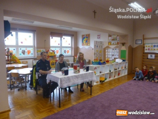 Zdjęcie w galerii na portalu naszwodzislaw.com: Przedszkolak bezpieczny na drodze. Policjanci zawitali do Gorzyczek  wiadomości z regionu