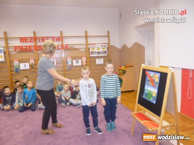 Zdjęcie w galerii na portalu naszwodzislaw.com: Przedszkolak bezpieczny na drodze. Policjanci zawitali do Gorzyczek  wiadomości z regionu