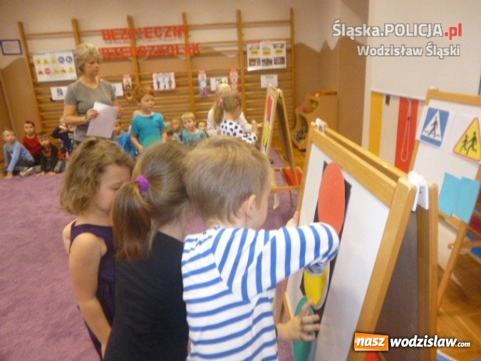Zdjęcie w galerii na portalu naszwodzislaw.com: Przedszkolak bezpieczny na drodze. Policjanci zawitali do Gorzyczek  wiadomości z regionu