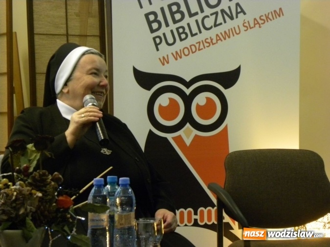 Zdjęcie w galerii na portalu naszwodzislaw.com: Spotkanie z siostrą Anastazją w wodzisławskiej bibliotece  wiadomości z regionu