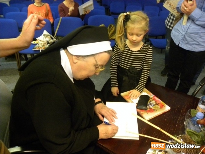 Zdjęcie w galerii na portalu naszwodzislaw.com: Spotkanie z siostrą Anastazją w wodzisławskiej bibliotece  wiadomości z regionu