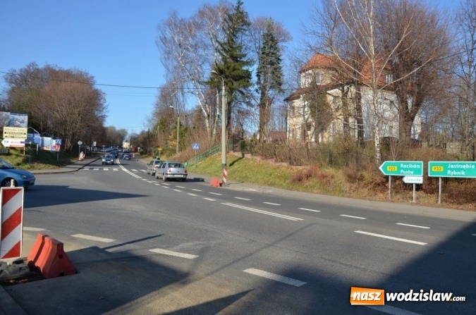 Zdjęcie w galerii na portalu naszwodzislaw.com: Bezpieczniej na skrzyżowaniu. Inwestycja ta ma rozwiązać problem zalewisk na ul. Pszowskiej  wiadomości z regionu