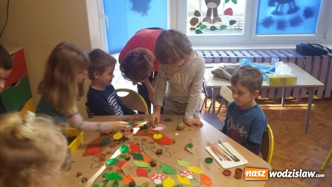 Zdjęcie w galerii na portalu naszwodzislaw.com: Suknia Pani Jesieni – zabawy przedszkolaków ze studentkami Uniwersytetu Trzeciego Wieku  wiadomości z regionu