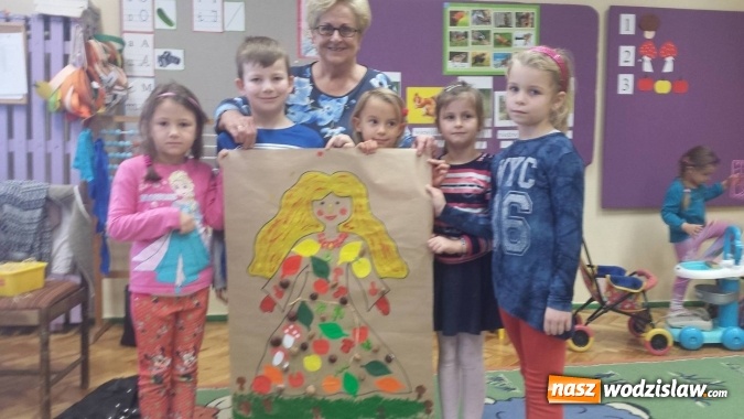 Zdjęcie w galerii na portalu naszwodzislaw.com: Suknia Pani Jesieni – zabawy przedszkolaków ze studentkami Uniwersytetu Trzeciego Wieku  wiadomości z regionu