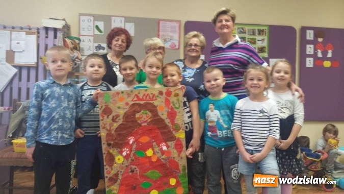 Zdjęcie w galerii na portalu naszwodzislaw.com: Suknia Pani Jesieni – zabawy przedszkolaków ze studentkami Uniwersytetu Trzeciego Wieku  wiadomości z regionu