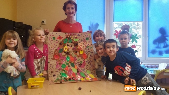 Zdjęcie w galerii na portalu naszwodzislaw.com: Suknia Pani Jesieni – zabawy przedszkolaków ze studentkami Uniwersytetu Trzeciego Wieku  wiadomości z regionu