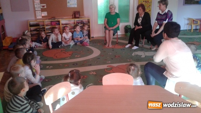 Zdjęcie w galerii na portalu naszwodzislaw.com: Suknia Pani Jesieni – zabawy przedszkolaków ze studentkami Uniwersytetu Trzeciego Wieku  wiadomości z regionu